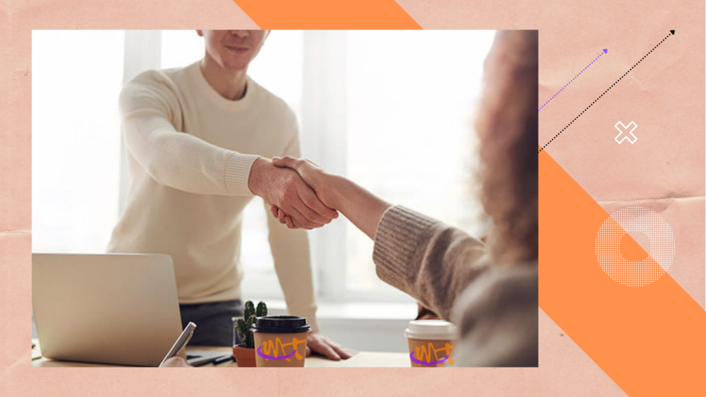 Dos personas cerrando un trato. El cliente puede ver la marca de la empresa con la que esta cerrando el trato en un termo.